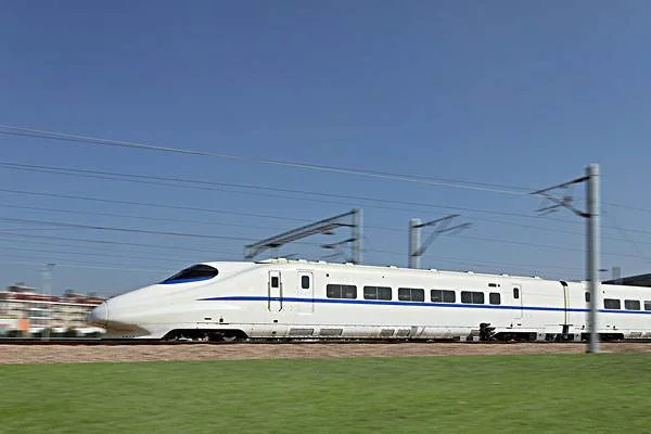 外出旅游坐高铁还是飞机好（坐高铁还是飞机）