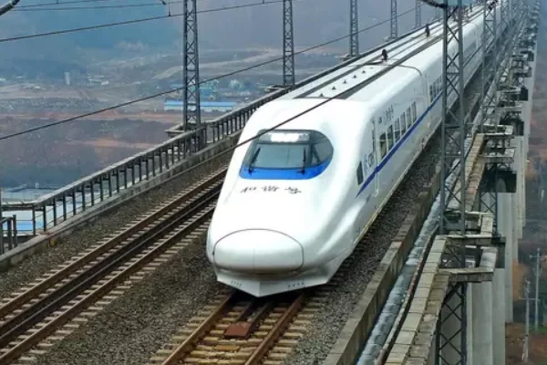 高铁需要人驾驶吗和普通驾驶有什么区别（高铁飞驰）3