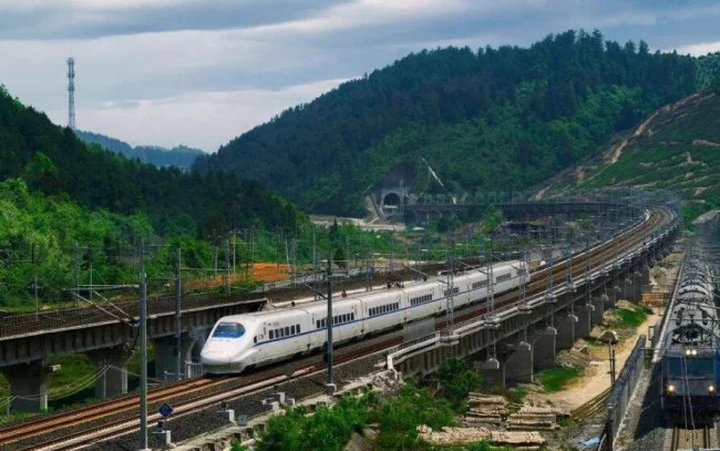 全国铁路营业里程达到了多少公里其中高铁占多少（2017中国铁路地图）