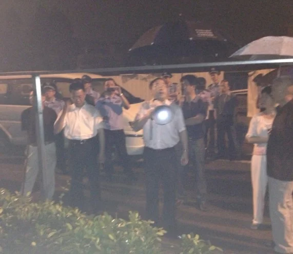 10·7广州地铁打架事件的事件经过(广州地铁咬人事件)2