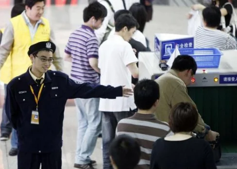 坐地铁太累了站着就睡着了怎么办（地铁站累了）