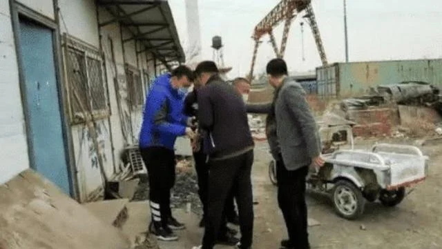 如果在公共场合比如地铁上女性被一个男性揩油女性可以通过什么法律来维护自身权益要具体的那本法（天津地铁女厕）