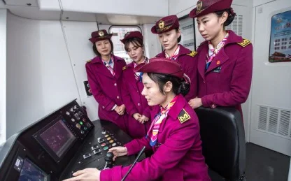 西安地铁就摆拍送创可贴致歉此事件的具体情况是怎样的（西安最美地铁女司机）