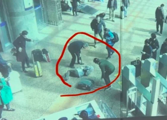 如何看待武汉地铁安检员怼问路乘客这一行为(武汉地铁逆行拦行李箱事件)3