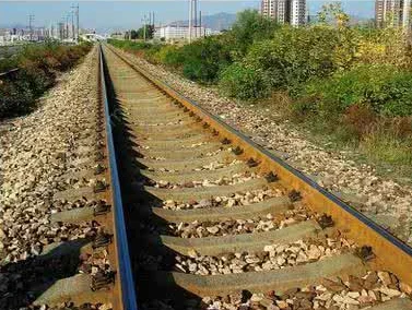 为什么铁路下面铺石头(铁路搬石头)3