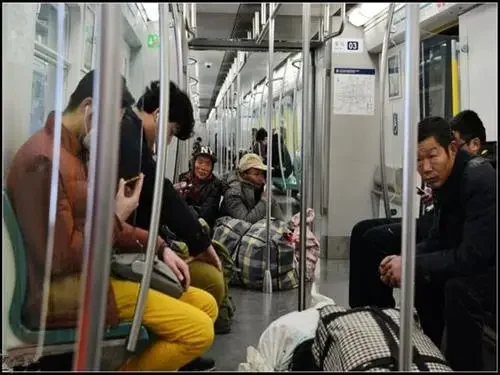 南京市民王女士因在地铁上吃了一块糖被罚款20元一事件写一篇时评文 作文800字左右（南京地铁上农民工坐地上事件时评）5