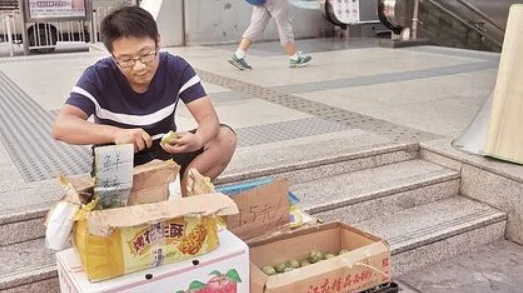 地铁口可以摆地摊吗、（2020武汉地铁口摆摊谁来管吗）