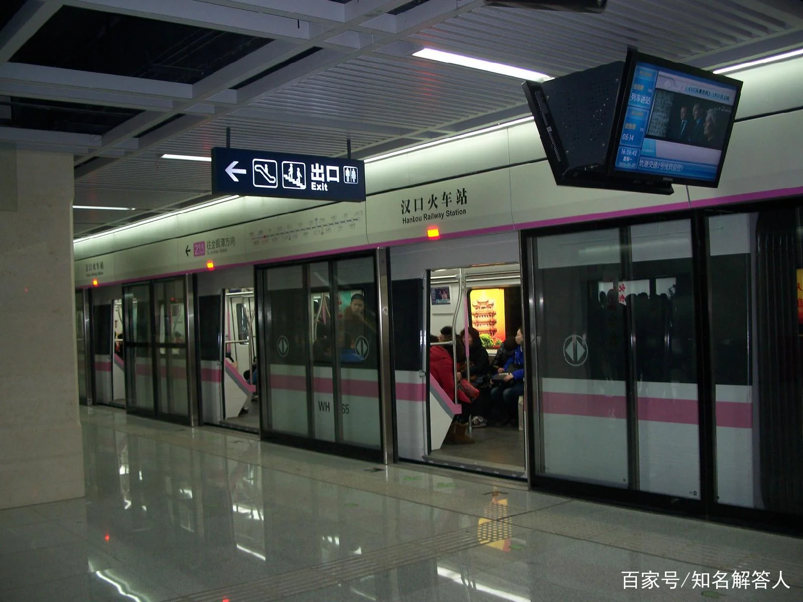 北京地铁高清图（北京地铁男人醉酒不雅高清照片）3