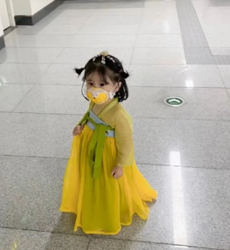 “地铁”偶遇汉服小姐姐微微一笑走红你怎么看(西安地铁上遇到的汉服)4