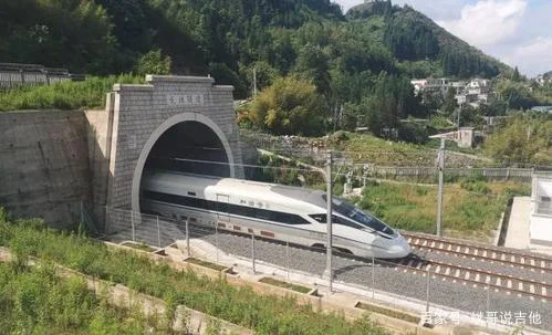 坐高铁过隧道时耳鸣怎么办（坐高铁时耳鸣）3