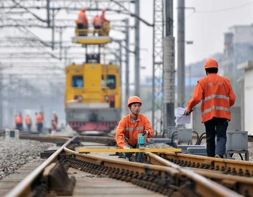 铁路信号工属于电工么能干220V以下电工的工作么求解最好有依据（铁路网电工）