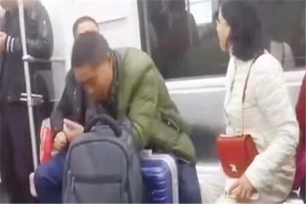 听朋友说北京地铁呼家楼站最近发生一起劫持人质事件（北京地铁大妈抢座）4