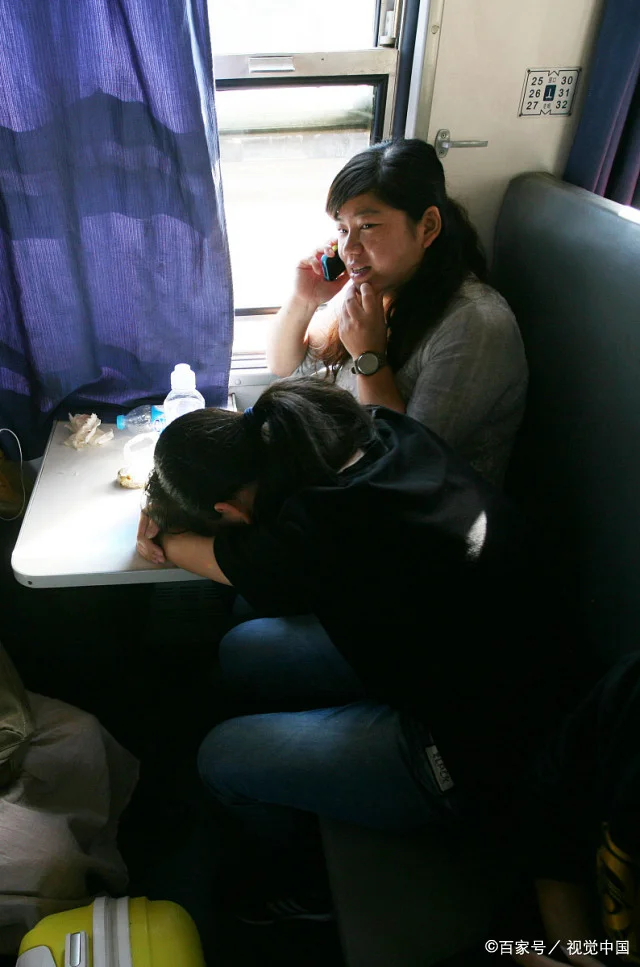 又见高铁霸座女子让座反被骂这是怎么回事（高铁女骂街）