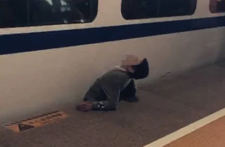 五年前南京地铁站内是不是发生了一男子将继母杀死的案件（南京一男子地铁站裸奔）2