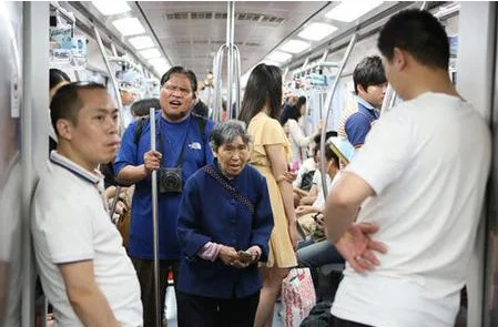 武汉地铁列车上为何有残疾人乞讨（武汉地铁一号线乞讨者）2