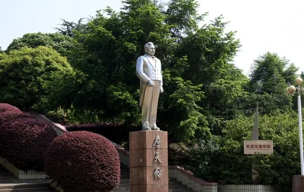 詹天佑在修建铁路中遇到什么困难（詹天佑在修铁路时遇到哪些困难）