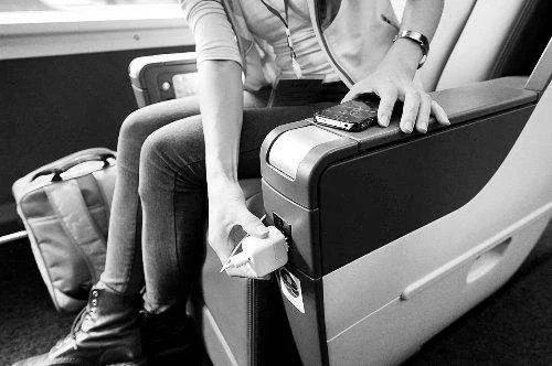 高铁的电源插座在哪呢（高铁座位充电口）