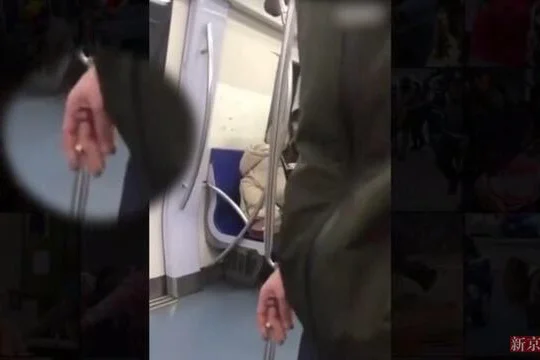 谁能用英语来介绍下上海地铁(老外上海地铁吃喝)