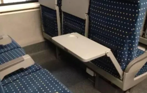 高铁动车的二等座的电源插座在哪里（高铁二等座插座在哪）3