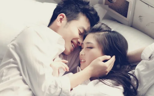 常见情侣在地铁站投入接吻对外开放接完吻过后会不会觉得在地铁站接吻很尴尬（地铁站情侣深情拥吻）2