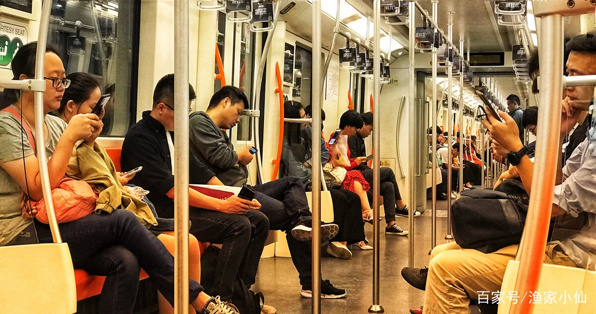 地铁2号线在上班时间大概几点开始就变得很拥挤拉（上班时间地铁人多）1