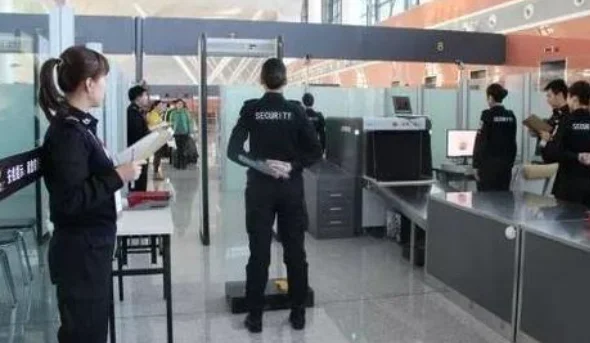 家里面说是要托关系让我在西安地铁里当安检员说是9月份就开始招人！不知待遇怎么是归属地铁公司编制（西安地铁安检员被拘留）2