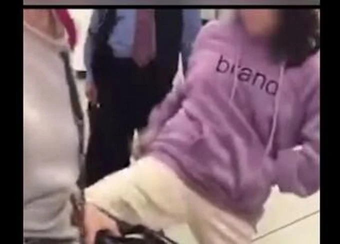 武汉地铁一女孩疑因坐错车踹母亲你觉得这事是谁的错(武汉地铁大妈女孩抢座)5