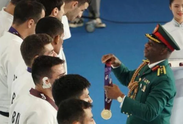 军运会时美国人在公交车还是地铁投毒录相是真的吗（武汉军运会美国大兵地铁视频）2