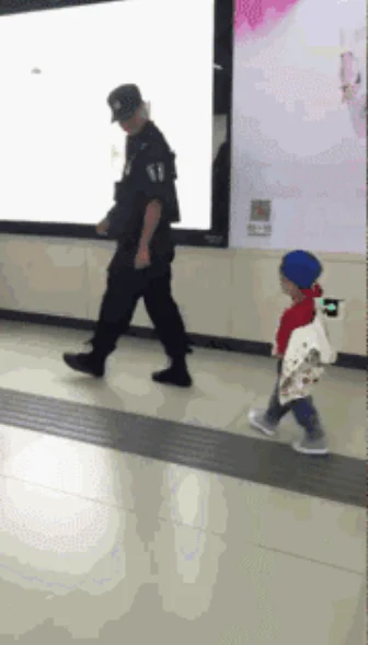 一部日本动漫故事大概是一个小男孩在地铁站醒过来然后可以变身火系的人形是什么(男童地铁站接)8