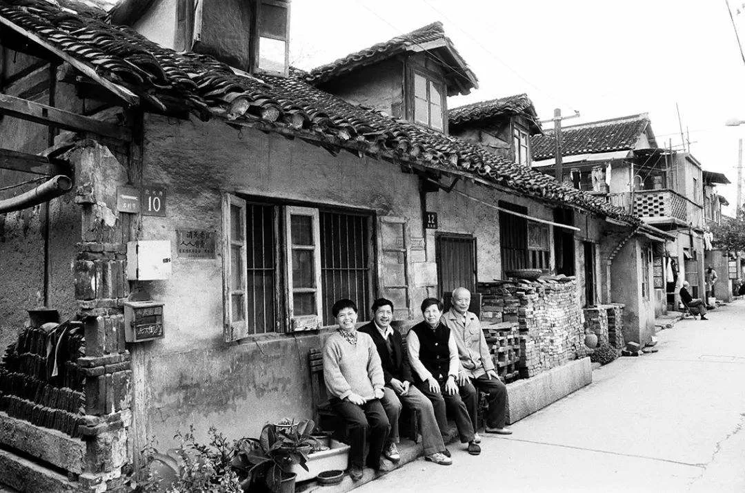 上海2号线地铁从北新泾站要去中百一店哪里下（上海北新泾地铁站超市）