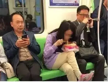为什么地铁上不能吃东西（上海地铁禁止吃东西条款删除）5