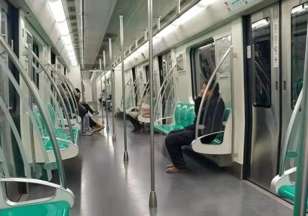 常见情侣在地铁站投入接吻对外开放接完吻过后会不会觉得在地铁站接吻很尴尬（地铁站情侣深情拥吻）4