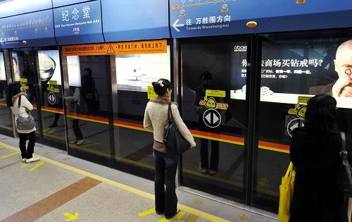 广州一女子地铁扔瓜子壳用英文怼乘客地铁公司是怎么处理的（关于轨道交通不文明乘车）3