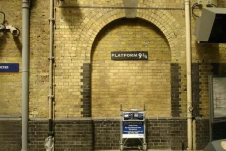 求求大家告诉我的所有伦敦的地铁线路包括颜色(尤斯顿地铁站)2