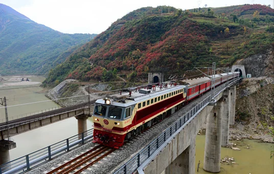 中国最长的铁路隧道是在那里叫什么名字有多长（中尼铁路隧道有多长）