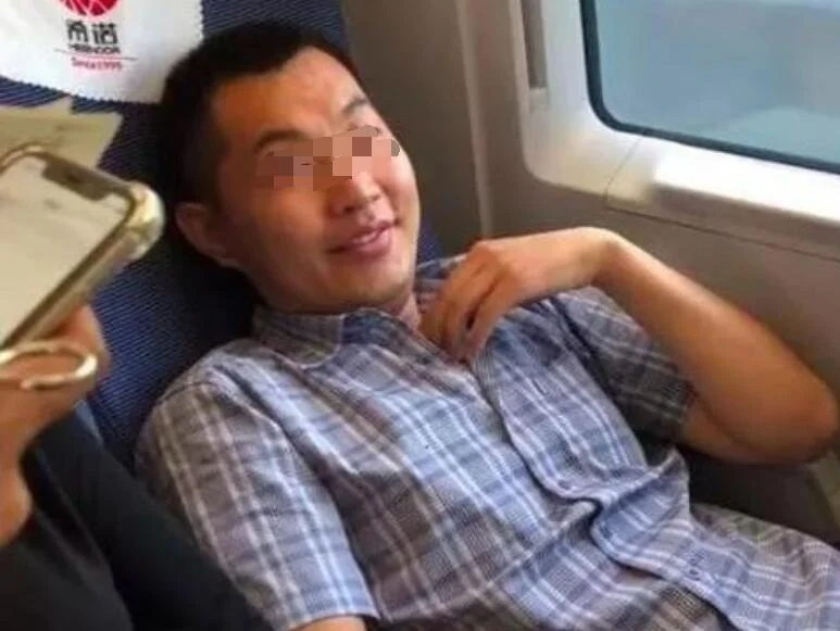 “高铁坐霸”博士论文被爆情节神反转是不是自编自导一出好戏(孙博士高铁霸座)1