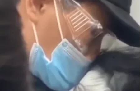 深圳地铁一安全员闻女乘客头发他们是男女朋友关系吗（深圳地铁走光）6