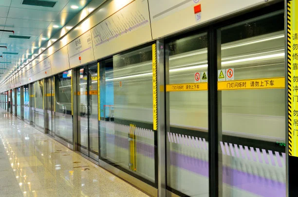 深圳地铁和公交那个快（深圳拥挤公车地铁）1