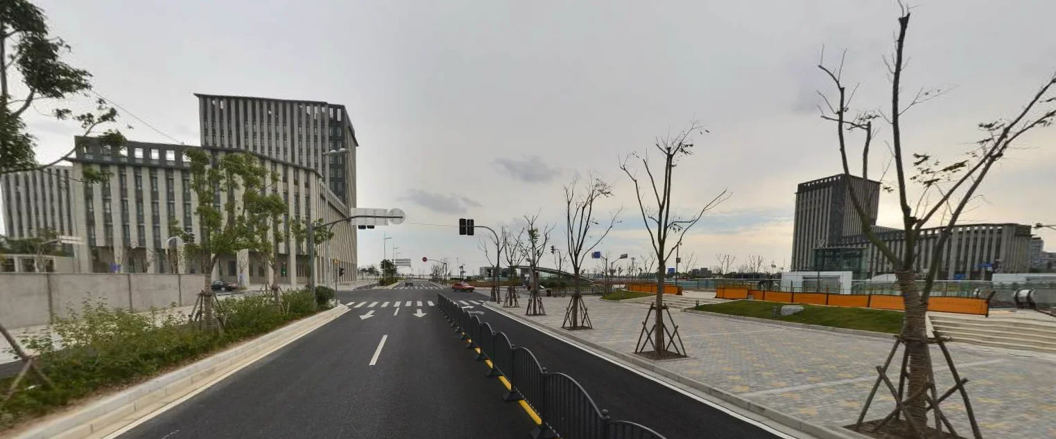 上海哪条地铁线的地铁站出口就对着湖（上海地铁滴水湖站照片）