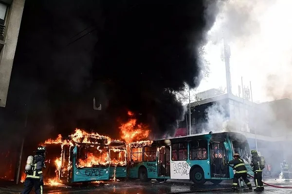 旅游胜地遭血洗首都变成火海智利究竟怎么了（地铁站暴动）1