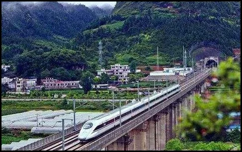 高铁上允许带瓶装白酒吗 最多可以带多少（高铁上能带酒）2