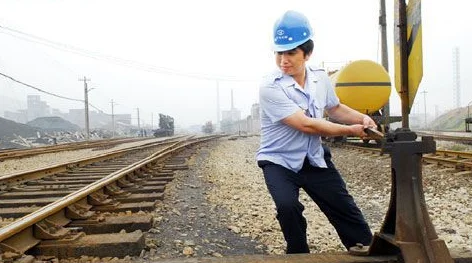 铁道扳道工的职责是什么（铁路清砂工）