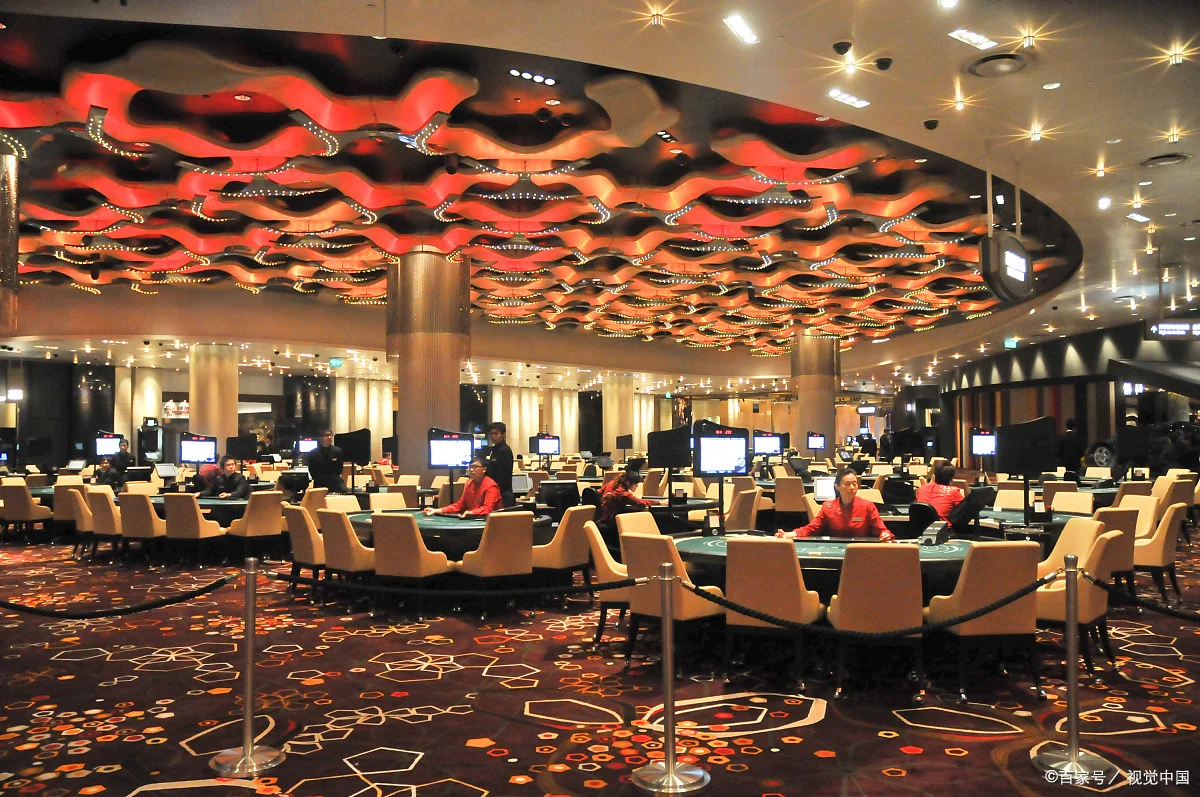 探访西安拖拽事件地铁站涉事工作人员是否还在正常工作（西安扫黑除恶地铁车厢）9