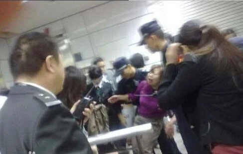 12·14广东深圳地铁踩踏事故的事件详情（深圳地铁乘客晕倒引发踩踏事故）
