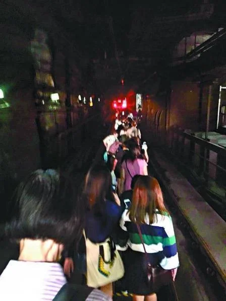 香港地铁里面怎么换乘其他地铁线路（香港地铁线路故障）