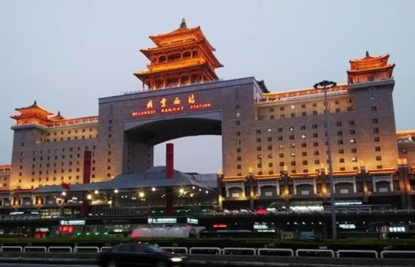 地铁7号线北京西站哪个出口离售票处近要先去取票机取票再进站（北京西站自动取票机在地铁哪个出口）