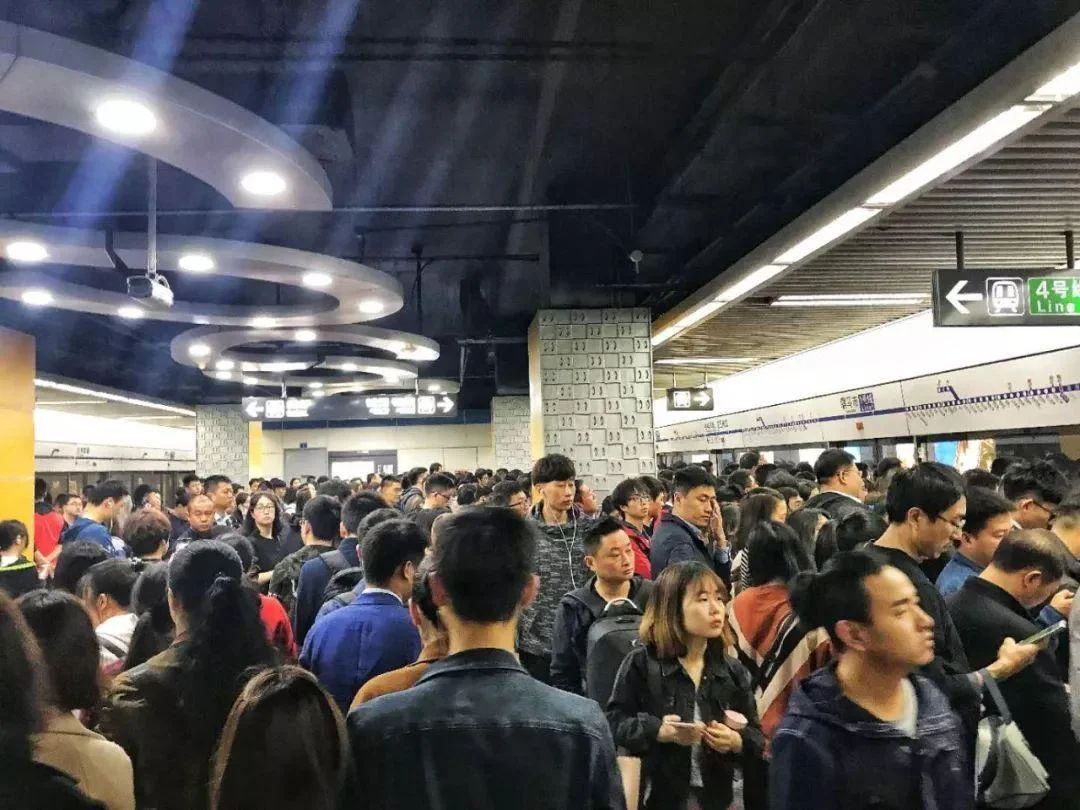 成都一男子地铁内猥亵姑娘遭众人群殴你遇到过这样的事情吗(成都地铁喝醉男子)4