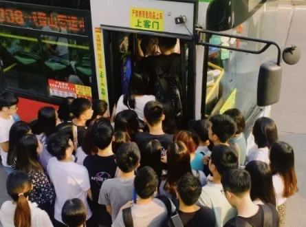 上海地铁内两女子互殴发生矛盾的主要原因是什么(上海地铁发生吵架)7