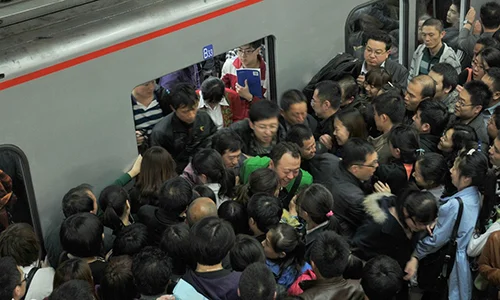 上海现首例因地铁内外放音量打人案打人者应该付出什么代价（上海地铁7号线打架中年男子被打）1