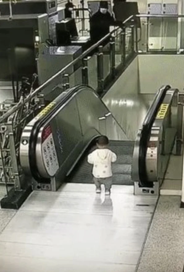 材料一：广州地铁四号线车厢内老汉与小伙为抢座斗殴；武汉航班乘客因脚踩座椅拿行李引群殴；国庆长假出行（地铁小哥武汉）4